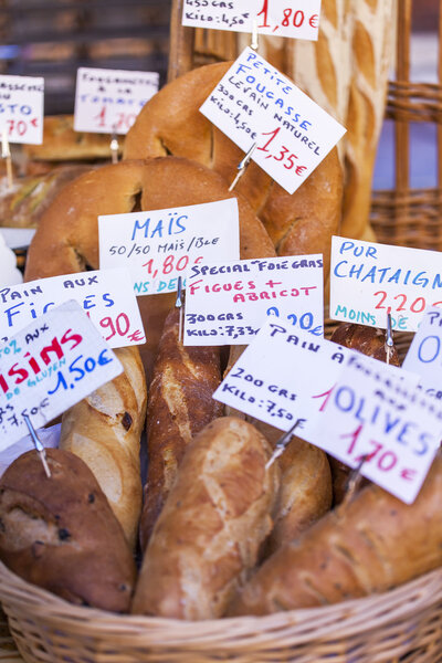 Отлично, Франция, 7-го января 2016-го года. Стойки с различными традиционными для регионов Франции хлебом
