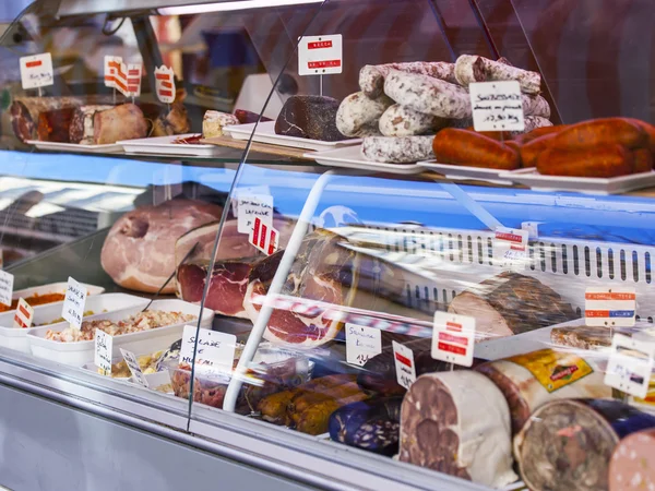 NICE, FRANÇA - on JANEIRO 13, 2016. Uma vitrine com as iguarias de carne típicas do Mediterrâneo — Fotografia de Stock