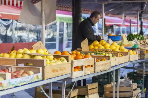 NICE, France, le 13 JANVIER 2016. Comptoir du marché, légumes et fruits — Photo
