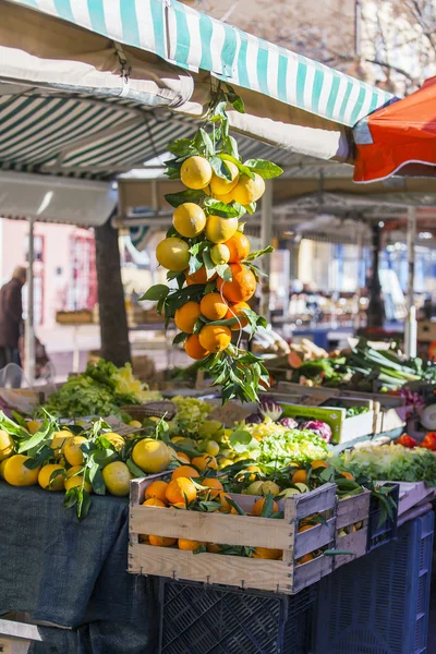 Nice, Francie, na 13 ledna 2016. Marche Du Cours Saleya. Trh čítače, zelenina a ovoce — Stock fotografie