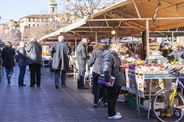 Niza, FRANCIA, el 13 de enero de 2016. Los compradores en el mercado eligen verduras y frutas —  Fotos de Stock