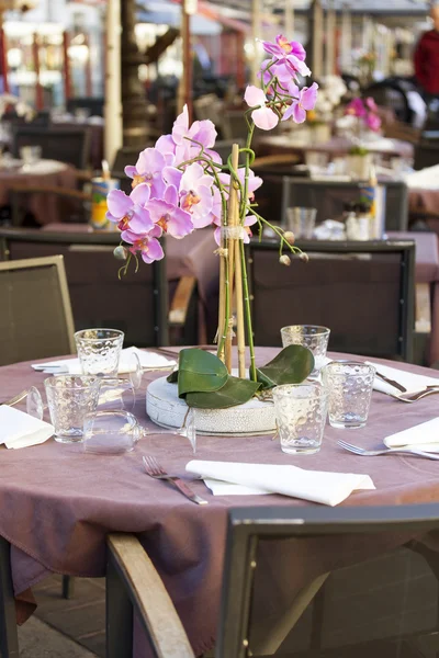 NICE, FRANCE, on JANUARY 13, 2016. Little tables of street cafe at Cours Saleya Square. — Stock Photo, Image