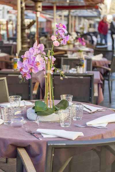 NICE, FRANCIA, il 13 GENNAIO 2016. Tavolini di street cafè a Cours Saleya Square . — Foto Stock