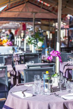 Güzel, Fransa, Tarih 13 Ocak 2016. Küçük tablolar Cours Saleya Meydanı'nda sokak Cafe