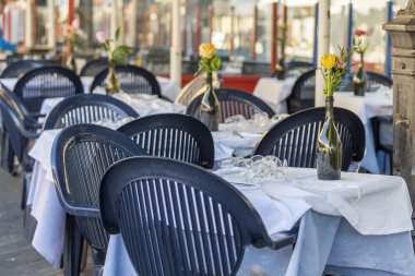 Güzel, Fransa, Tarih 13 Ocak 2016. Küçük tablolar Cours Saleya Meydanı'nda sokak Cafe