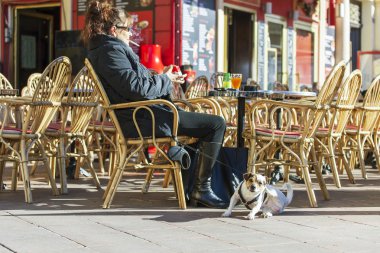 Güzel, Fransa, Tarih 13 Ocak 2016. Küçük tablolar Cours Saleya Meydanı'nda sokak Cafe