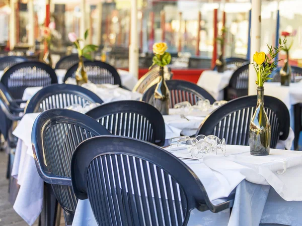 NICE, FRANCE, on JANUARY 13, 2016. Little tables of street cafe at Cours Saleya Square — Stock Photo, Image