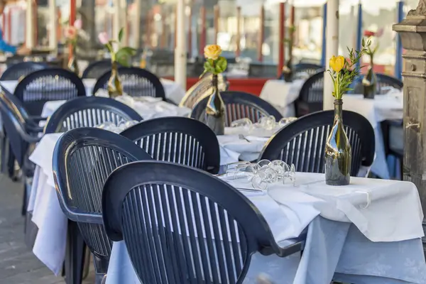 NICE, FRANCE, on JANUARY 13, 2016. Little tables of street cafe at Cours Saleya Square — Stock Photo, Image