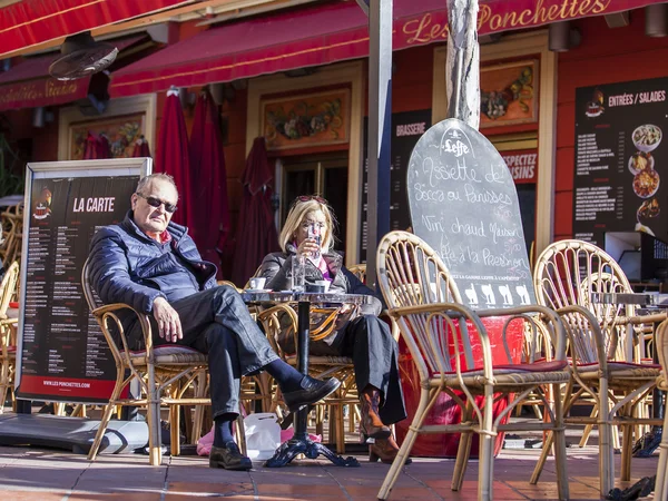 NICE, FRANÇA, em 13 de janeiro de 2016. Pequenas mesas de café de rua na Praça Cours Saleya — Fotografia de Stock