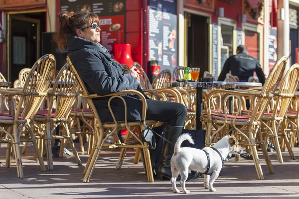 Nice, Francja, na 13 stycznia 2016 r. Małe tabele ulicznych kawiarni przy Cours Saleya — Zdjęcie stockowe