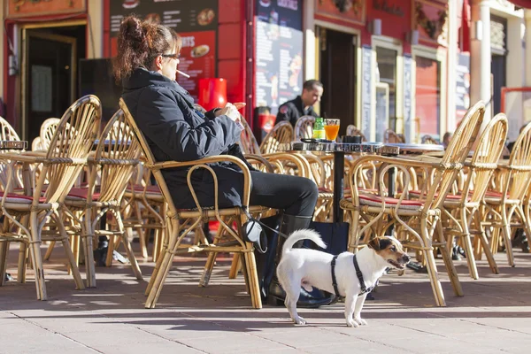 Nice, Francja, na 13 stycznia 2016 r. Małe tabele ulicznych kawiarni przy Cours Saleya — Zdjęcie stockowe