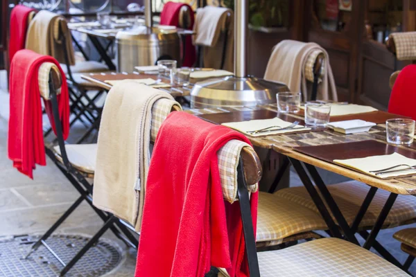 Nice, Francja, na 13 marca 2015. Małe tabele ulicznych kawiarni w stylu prowansalskim na starym mieście — Zdjęcie stockowe