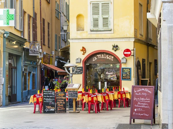 Nice, france, am 13. januar 2016. Kleine Tische eines Straßencafés im provenzalischen Stil in der Altstadt — Stockfoto