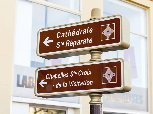NICE, FRANCE, on JANUARY 13, 2016. Navigation elements on the city street — Stock Photo, Image