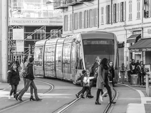 Niza, FRANCIA, el 13 de enero de 2016. El tranvía de alta velocidad va por la calle — Foto de Stock