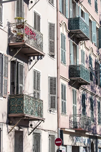Niza, FRANCIA, el 13 de enero de 2016. Detalles arquitectónicos típicos del edificio de la ciudad — Foto de Stock
