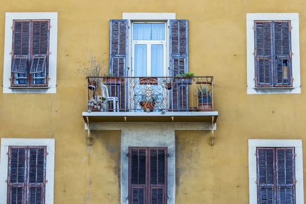 NICE, FRANCIA, il 13 GENNAIO 2016. Dettagli architettonici tipici della costruzione della città — Foto Stock