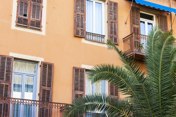 NICE, FRANCE, on JANUARY 13, 2016. Typical architectural details of city building — Stock Photo, Image