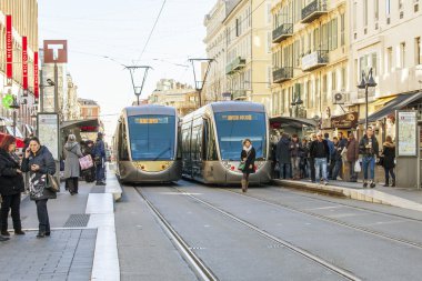 Nice, Fransa - 13 Ocak 2016 üzerinde. Yüksek hızlı tramvay Jean Medsen caddede gidiyor