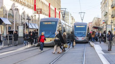 Nice, Fransa - 13 Ocak 2016 üzerinde. Yüksek hızlı tramvay Jean Medsen caddede gidiyor