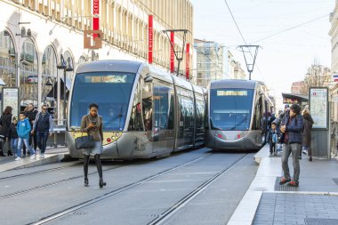 Nice, Fransa - 13 Ocak 2016 üzerinde. Yüksek hızlı tramvay Jean Medsen caddede gidiyor