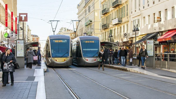 NICE, FRANCIA - el 13 de enero de 2016. El tranvía de alta velocidad va por la avenida Jean Medsen — Foto de Stock