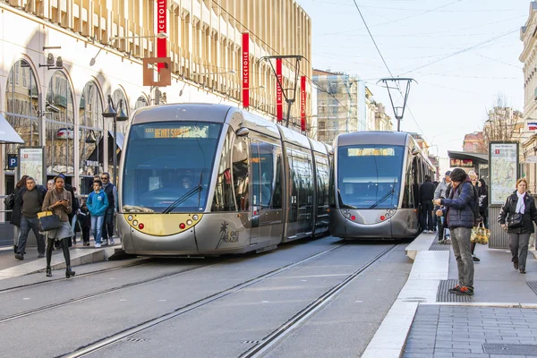 NICE, FRANCIA - el 13 de enero de 2016. El tranvía de alta velocidad va por la avenida Jean Medsen —  Fotos de Stock