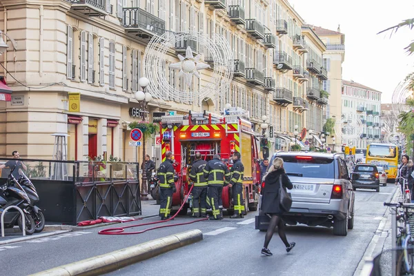 NICE, FRANCE, on JANUARY 7, 2016. City landscape, winter day. The fire truck has stopped near the sidewalk — Stock Photo, Image