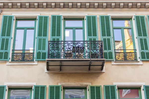 Nice, Francja, na 10 stycznia 2016 r. Detale architektoniczne typowe budynków — Zdjęcie stockowe