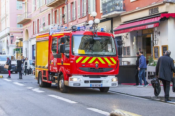 NICE, FRANCE, on JANUARY 7, 2016. City landscape, winter day. The fire truck has stopped near the sidewalk — Stock Photo, Image