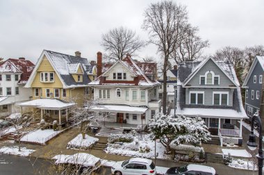 4 Mart 2016 üzerinde New York, Usa. Brooklyn penceresinde Caddesi ve ağaç evi görünümünden karla kaplı. Kış manzarası.