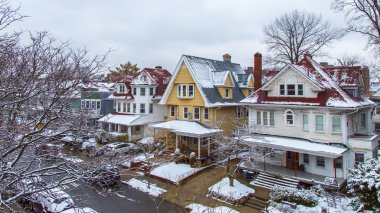 4 Mart 2016 üzerinde New York, Usa. Brooklyn penceresinde Caddesi ve ağaç evi görünümünden karla kaplı. Kış manzarası.