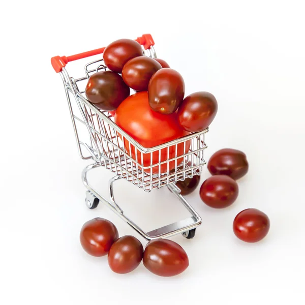 Kirschtomaten im Einkaufswagen — Stockfoto