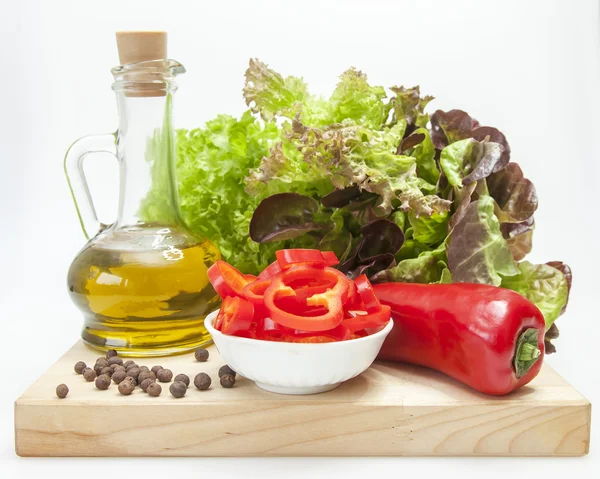 产品和厨房用具用于烹饪的新鲜的蔬菜沙拉 — 图库照片