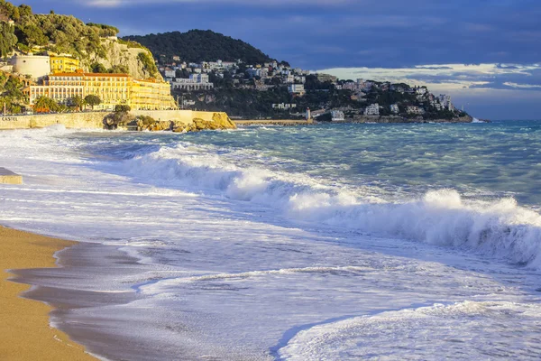 Paisaje marino. La línea de olas de olas y tormentas iluminada con rayos de sol al atardecer . — Foto de Stock