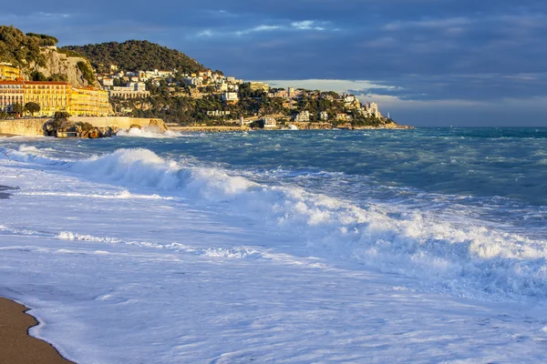 Paisaje marino. La línea de olas de olas y tormentas iluminada con rayos de sol al atardecer . — Foto de Stock