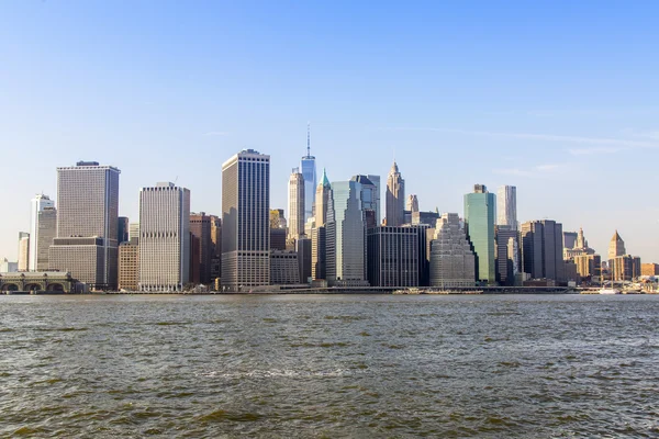НЬЮ-ЙОРК, США, 7 марта 2016 года. Небоскрёбы на Манхэттене. Панорама города с моря — стоковое фото