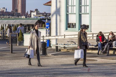 New York, ABD, 7 Mart 2016 üzerinde. New York şehri. Şehrin sokak üzerinde geçenler