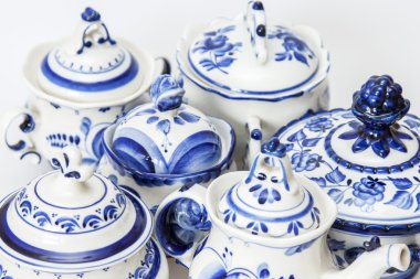 Rusya - Hediyelik Dükkanı bir gösteri pencere üzerinde vintage donanım Gzhel Ulusal ticaret ürünleri