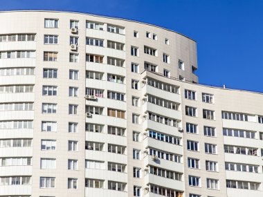 Pushkino, Rusya, üzerinde 13 Mart 2016. Yeni daireli ev bir cephe parçası