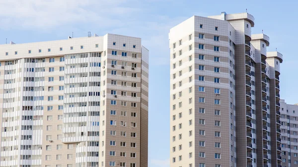 PUSHKINO, RUSIA, el 13 de marzo de 2016. Fragmento de una fachada de una nueva casa de apartamentos — Foto de Stock