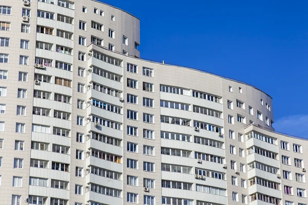 PUSHKINO, RUSIA, el 13 de marzo de 2016. Fragmento de una fachada de una nueva casa de apartamentos — Foto de Stock