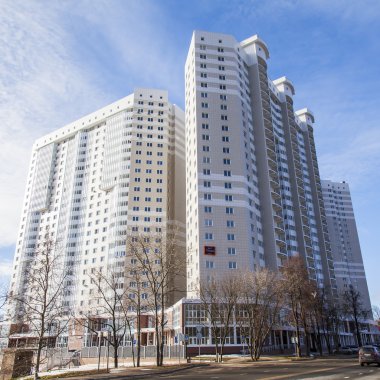 Pushkino, Rusya, üzerinde 13 Mart 2016. Yeni daireli ev bir cephe parçası