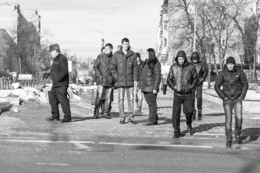 Pushkino, Rusya, üzerinde 13 Mart 2016. Erken baharda şehir manzarası. Yayalar caddeden aşağı git