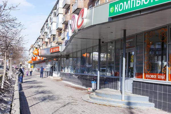 PUSHKINO, RUSSIA, on March 13, 2016. Городской пейзаж ранней весной. Торговый центр на Московском проспекте — стоковое фото