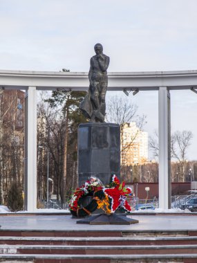 Pushkino, Rusya, üzerinde 13 Mart 2016. Erken baharda şehir manzarası. Şehir merkezinde bir anıt