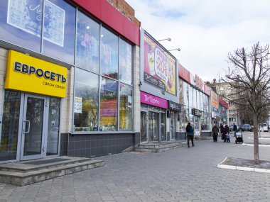 Pushkino, Rusya, üzerinde 13 Mart 2016. Erken baharda şehir manzarası. Moscovski caddesindeki alışveriş merkezi