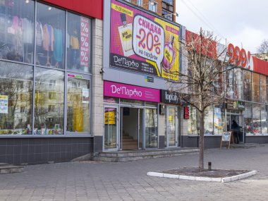 Pushkino, Rusya, üzerinde 13 Mart 2016. Erken baharda şehir manzarası. Moscovski caddesindeki alışveriş merkezi