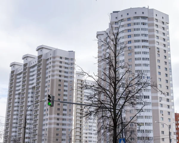 PUSHKINO, RUSIA, el 13 de marzo de 2016. Fragmento de una fachada de una nueva casa de apartamentos —  Fotos de Stock