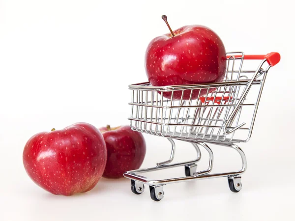 Manzanas rojas en el pequeño carro para productos —  Fotos de Stock